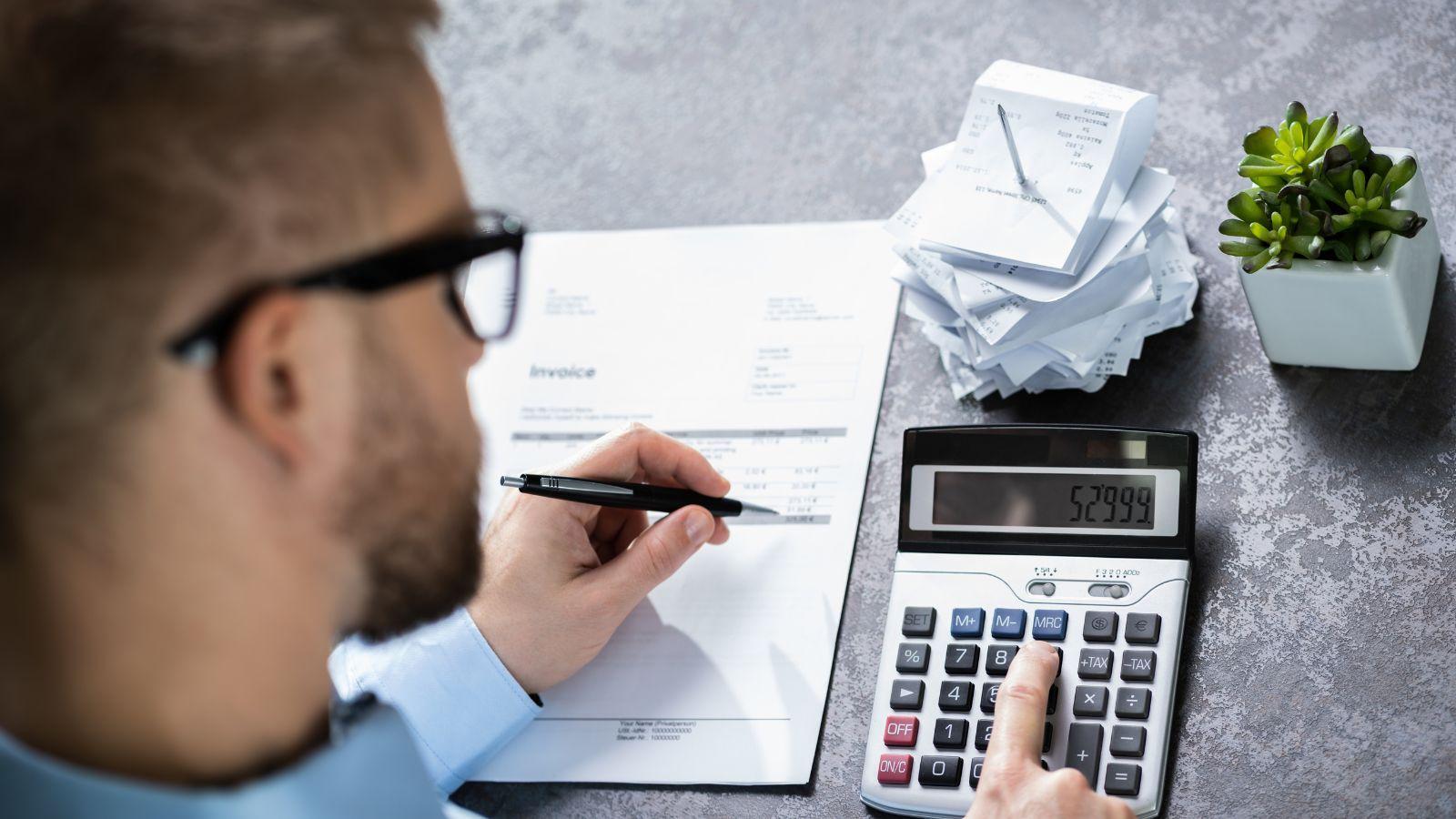 business expenses tracking, small business expense tips, tax deductible expenses, business expense management, business expense checklist, expense tracking software, expense tracking for entrepreneurs, freelance expense tracking, business tax deductions, local business expense tips